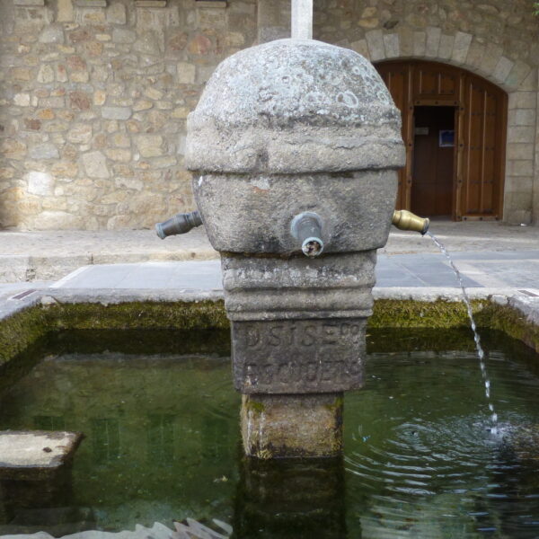 Piornal, Fuente en la plaza de la Iglesia