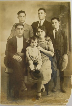 Benito Riolobos junto a sus hijos Florencio y Eulogio Riolobos Silva y su sobrino Rafael García-Luis con su mujer Remedios Muñoz y su hijo José ,durante su estancia en Cuba