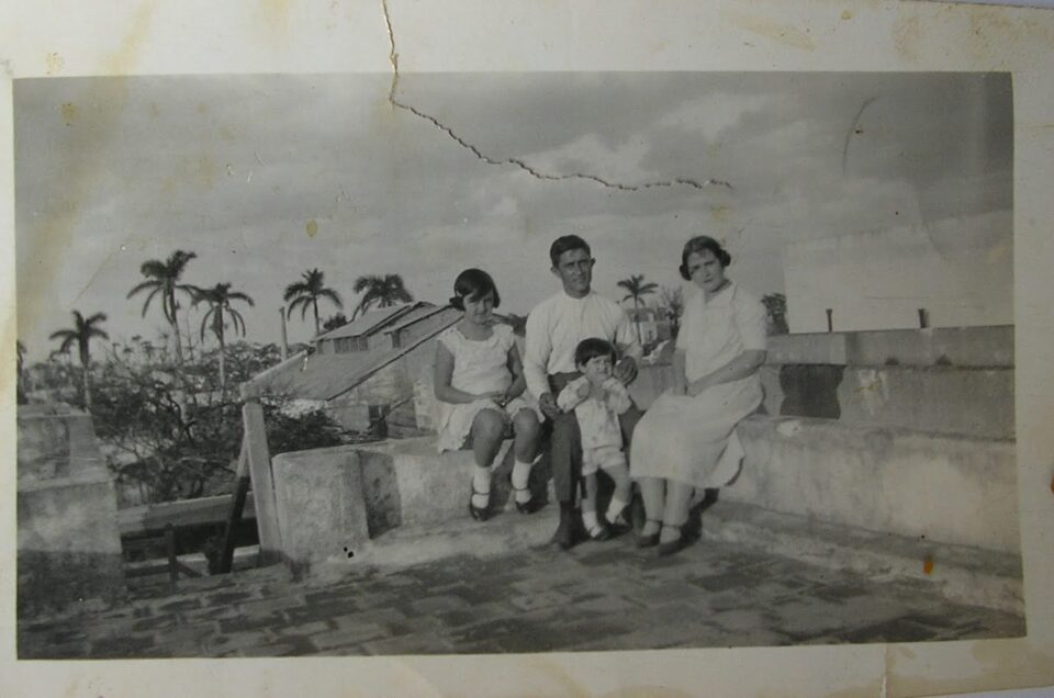 Rafael García-Luis y Remedios Muñoz, junto a su hijo José en Cuba