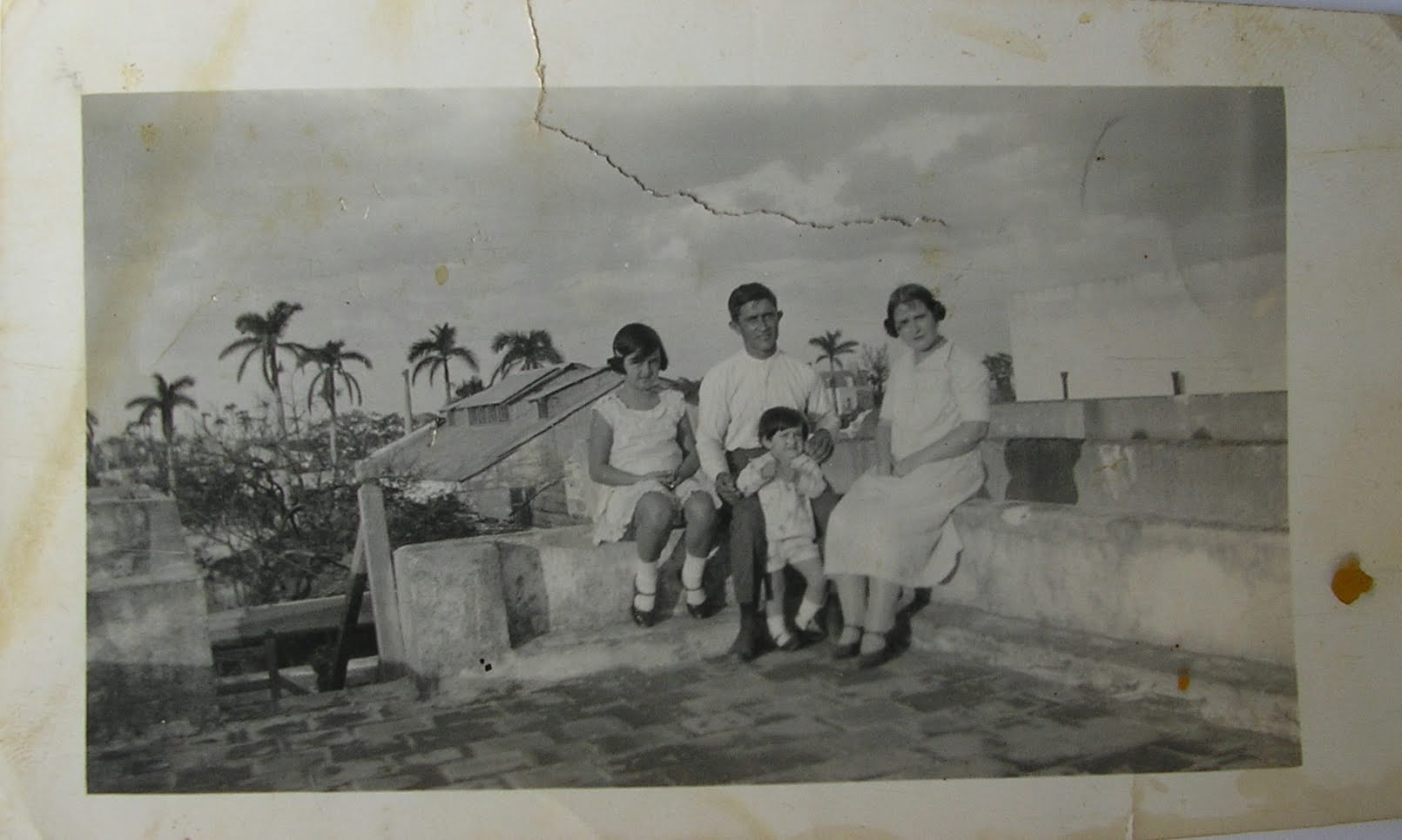 Rafael García-Luis y Remedios Muñoz, junto a su hijo José en Cuba